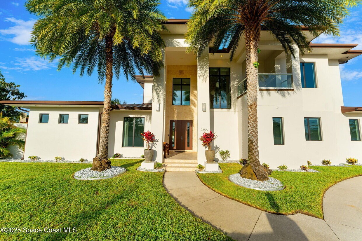 Foto principal - 2355 N Riverside Dr
