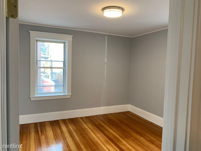 Building Photo - 3 br, 1 bath Apartment - 14 Chase St 1 Unit 1