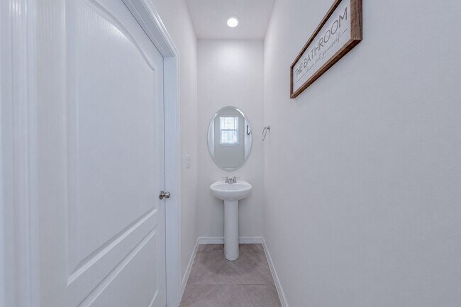 Building Photo - Like-New End-Unit 3 Bedroom Townhome