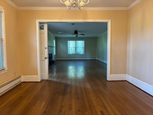 Building Photo - Spacious 3 Bedroom Convenient to Greensbor...