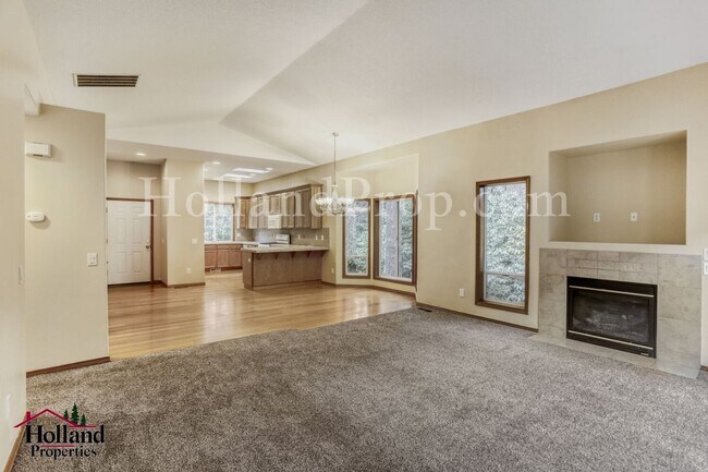 Foto del edificio - Serene 4-Bed Home with Huge Common Room & Deck!