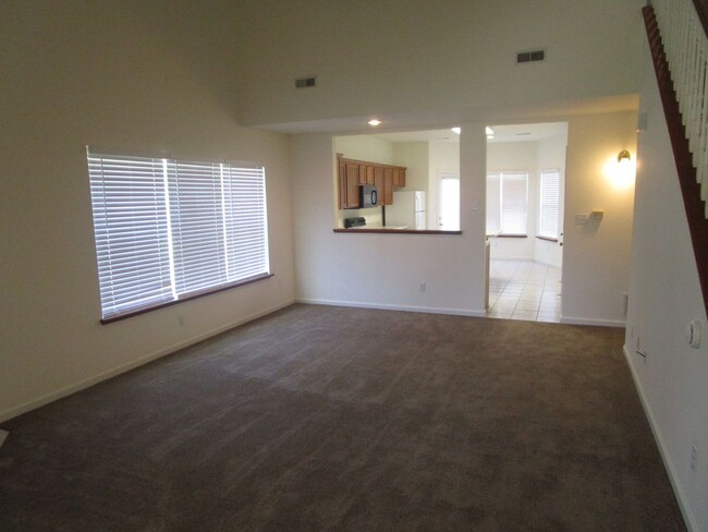 Building Photo - Huge 3 Bedroom, 2 Bath Town Home in SW Col...