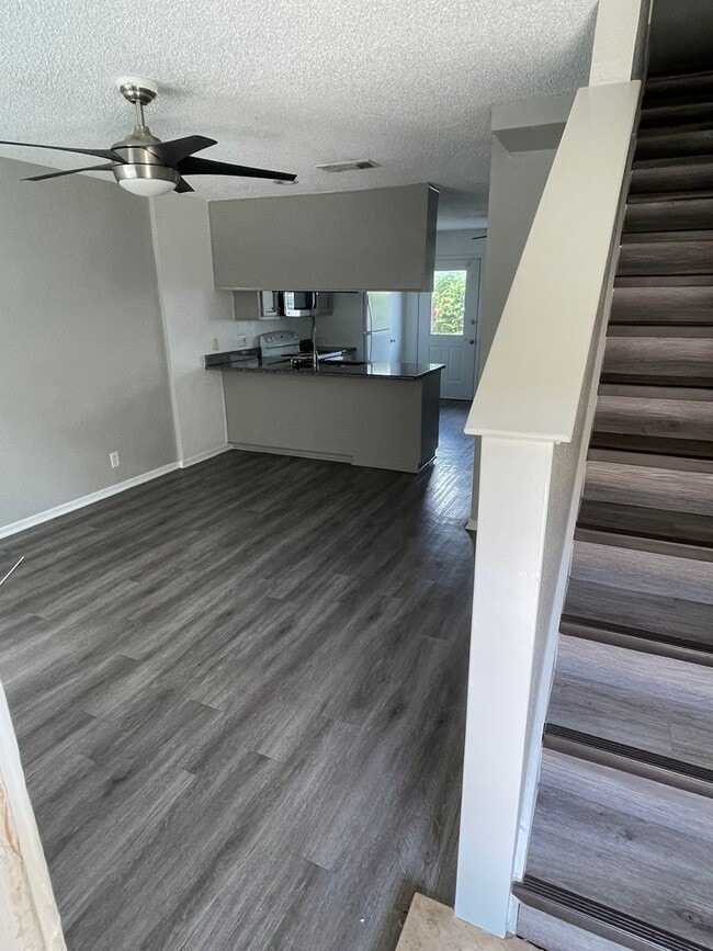 Building Photo - 2 BEDROOM @ UNT
