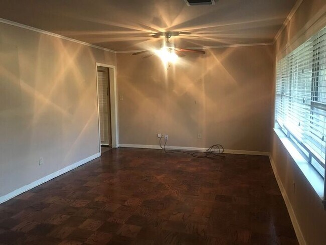 Building Photo - **GREAT HOME IN COUNTRY CLUB HILLS**