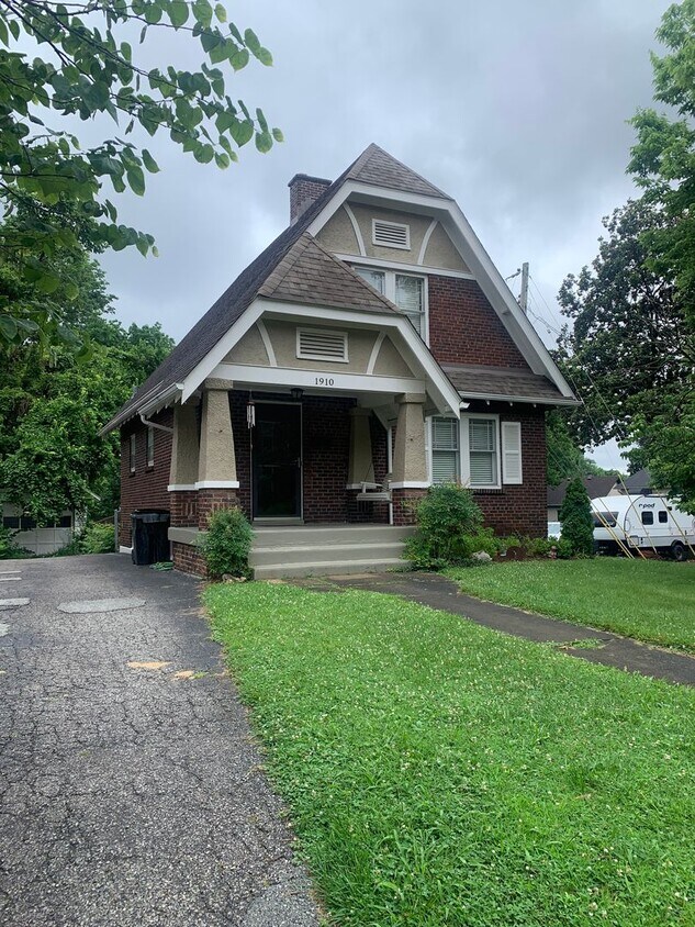 Primary Photo - Highlands 2 bedroom 1 bath