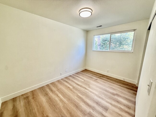 Building Photo - 768 N Redwood Rd