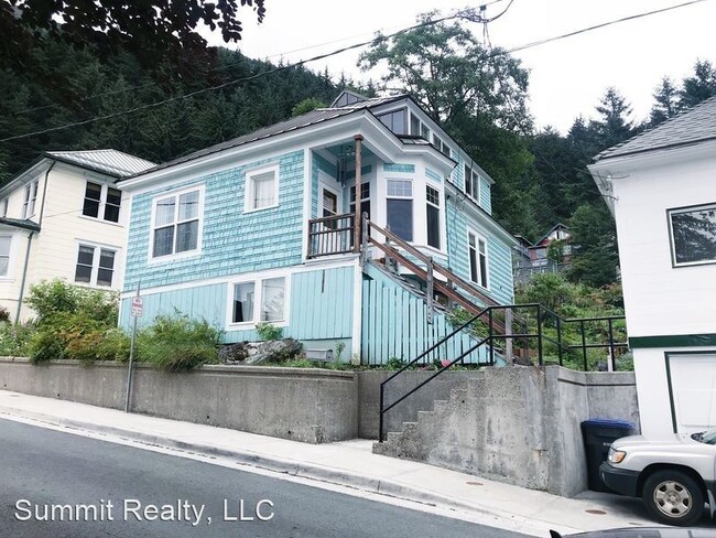 Building Photo - 3 br, 1 bath House - 513 East St