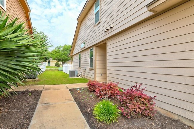 Building Photo - 711 Rolling Oak Dr