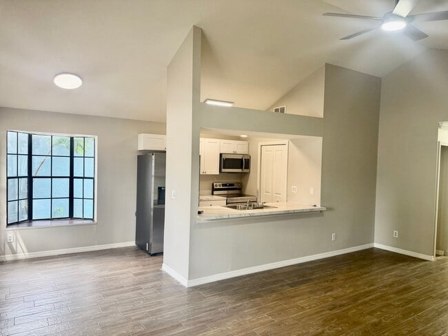 Building Photo - 3784 Lake Shore Dr