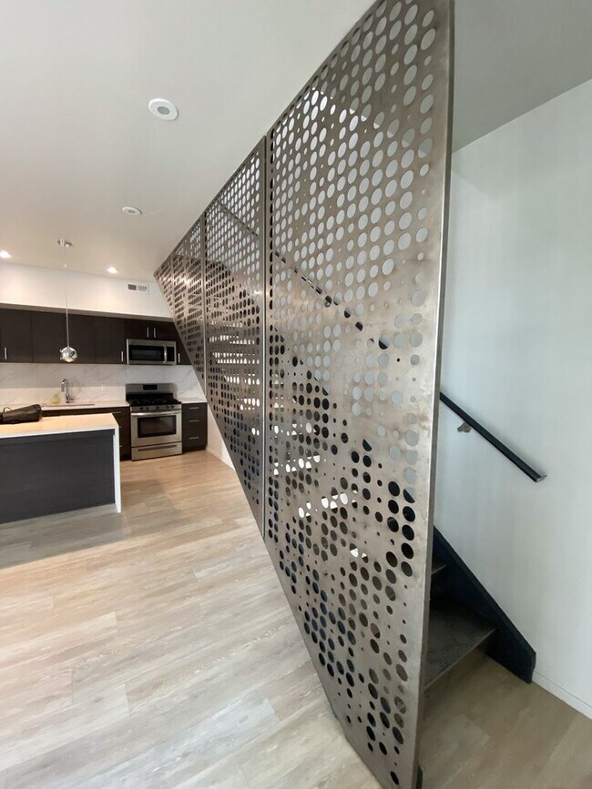 Building Photo - Modern 2BR Townhome w/ 2-Car Garage + 2.5 ...