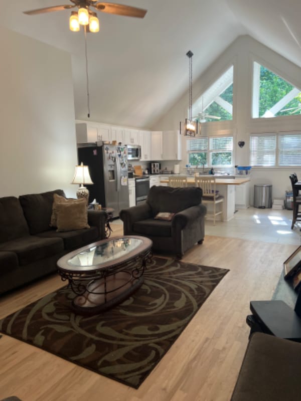Foto del edificio - 136 Hickory Hills Dr