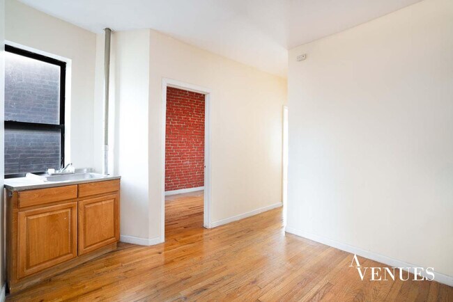Building Photo - 252 E 110th St