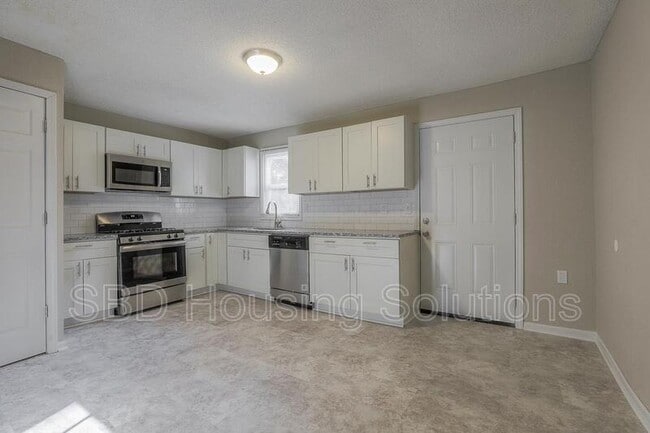 Building Photo - 17250 Montgall Dr
