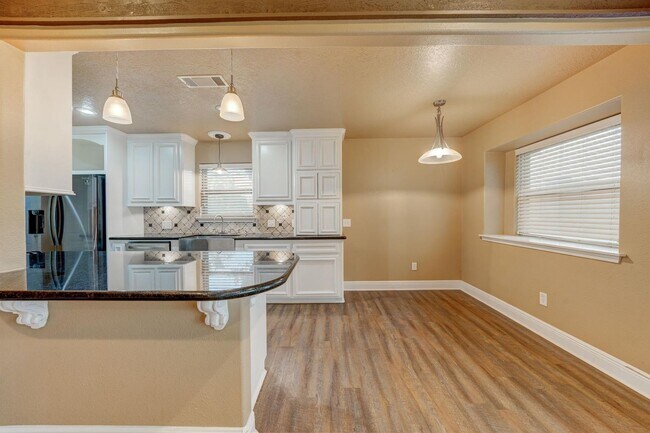 Building Photo - This charming 3-bedroom, 2-bathroom oasis ...