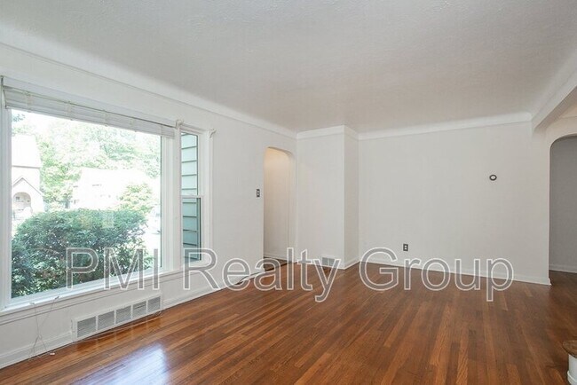 Building Photo - 1547 Sherbrook Rd