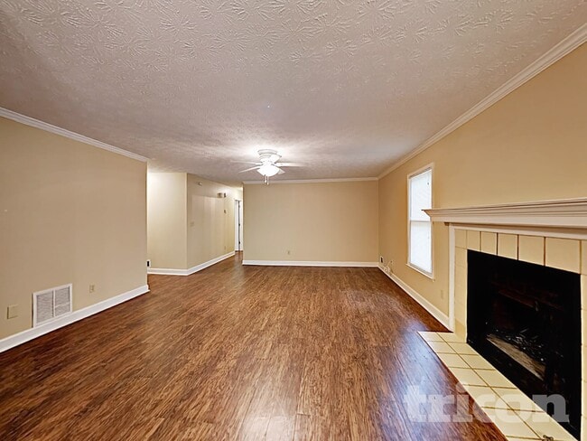 Building Photo - 605 Lake Dr SW