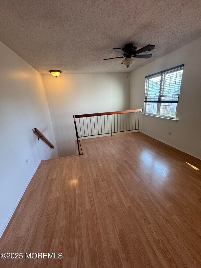 Foto del edificio - 320 Tulip Ln