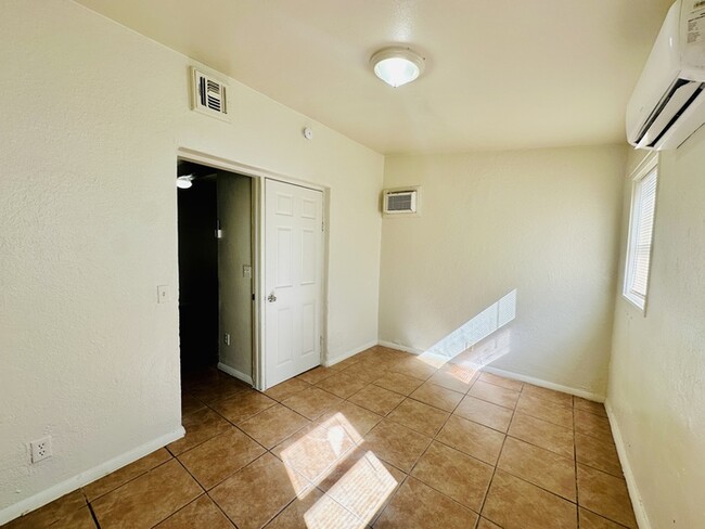 Foto del edificio - Spacious 1 Bedroom Home with No Connected ...