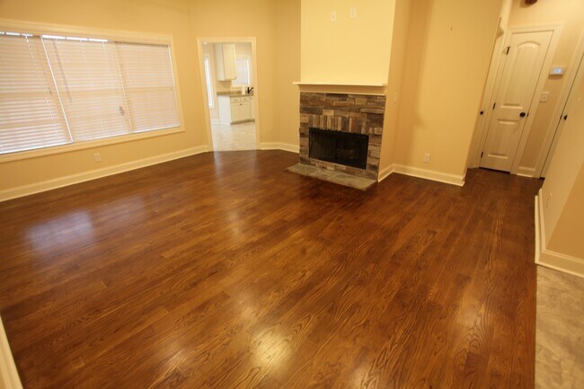Building Photo - 3bed/2bath Residential House Available Soon!