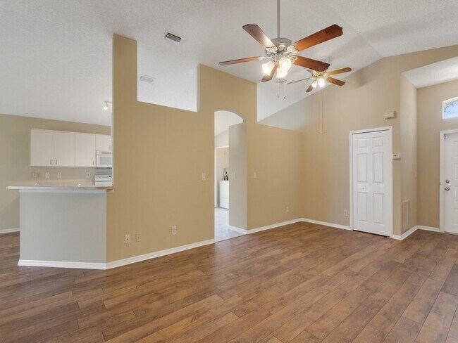 Building Photo - 962 E 13th Square