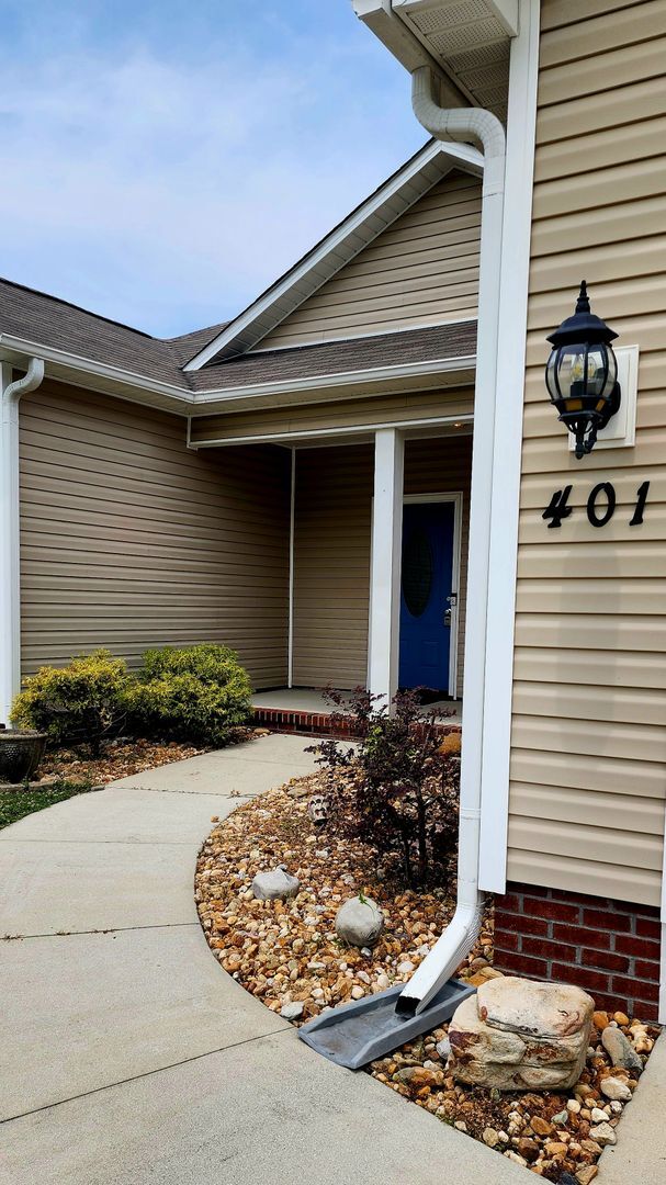 Building Photo - Beautiful 1 Story 4 Bedroom Home