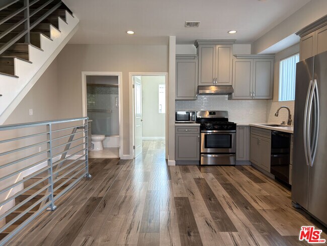 Foto del edificio - 5651 Willowcrest Ave