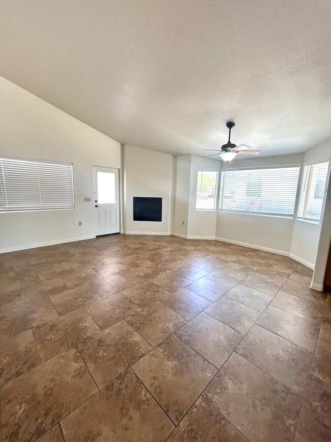 Foto del edificio - 4 Bedroom / 2 Bathroom efficient home