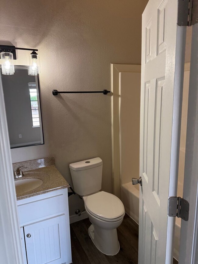 Building Photo - Stylish 1-Bed Retreat with Vaulted Ceiling...