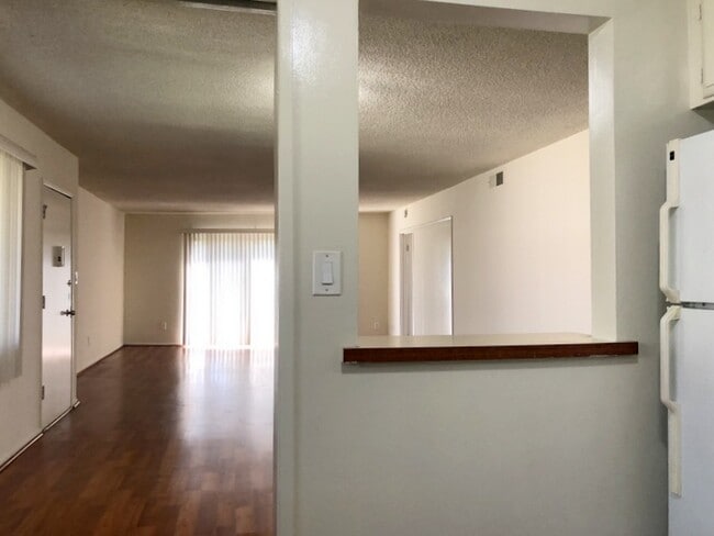 Building Photo - 2043 N Beachwood Dr