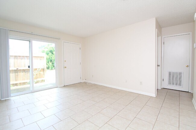 Foto del edificio - Gulf Breeze 2BR Apartment in Greenbriar with Large Bedrooms, Fenced Patio, Huge Backyard & Water/...