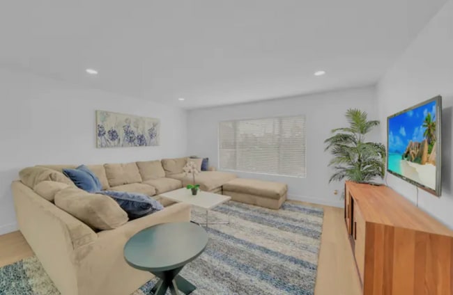 Building Photo - 302 Avenida Del Mar