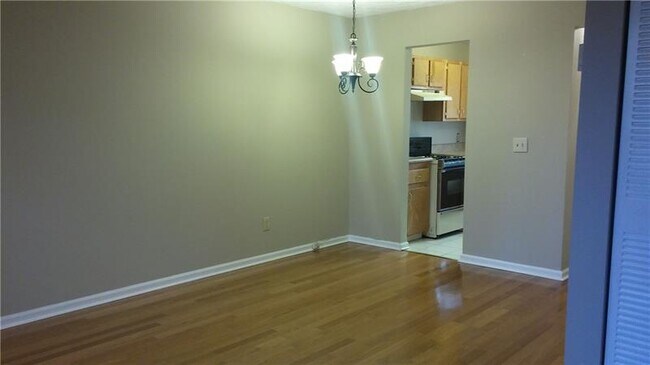 Building Photo - 6990 Oakhill Cir
