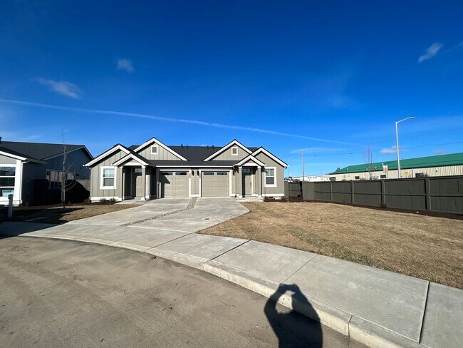 Foto del edificio - Stylish 2BR + Office Duplex in SE Bend – Garage & Smart Home Perks