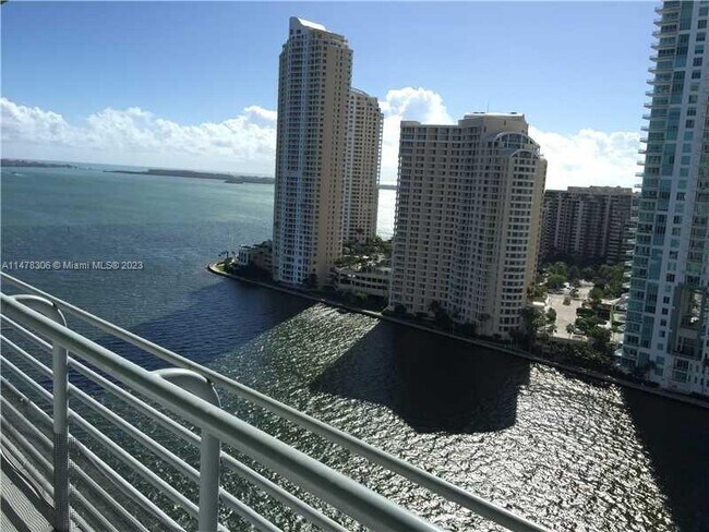 Foto del edificio - 325 S Biscayne Blvd