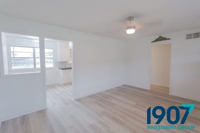 Foto del edificio - Charming Brick Home with Modern Updates and Large Backyard in Norman!