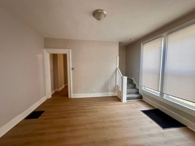 Foto del edificio - 323 N Gladstone Ave