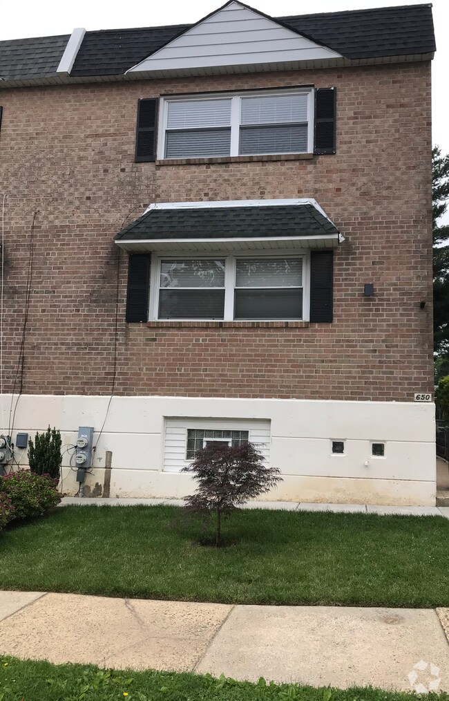 Building Photo - 650 Parlin St