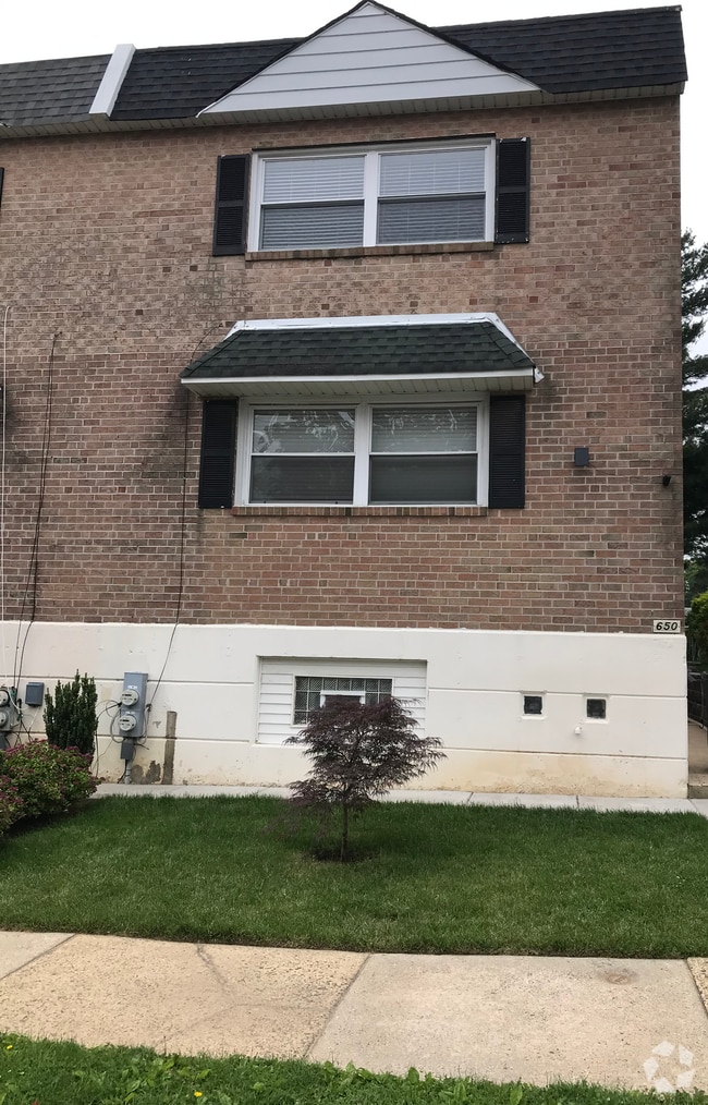 Building Photo - 650 Parlin St