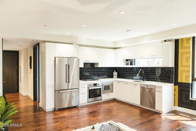 Foto del edificio - 4422 N 75th St