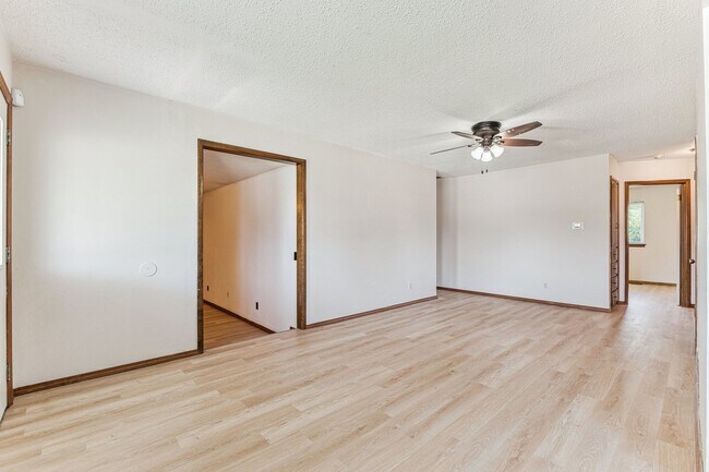 Foto del edificio - 121 Larry Ave