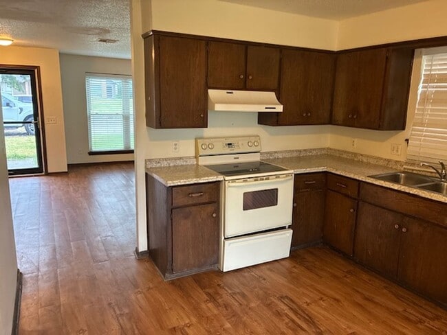 Building Photo - Charming West Norman Duplex
