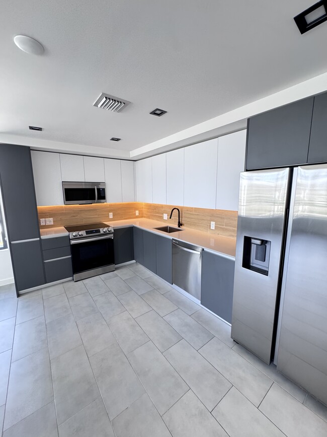 KITCHEN - 510 NE 34th St (Miami, FL) Apartments