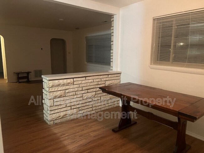 Foto del edificio - 9001 Hickory Pl