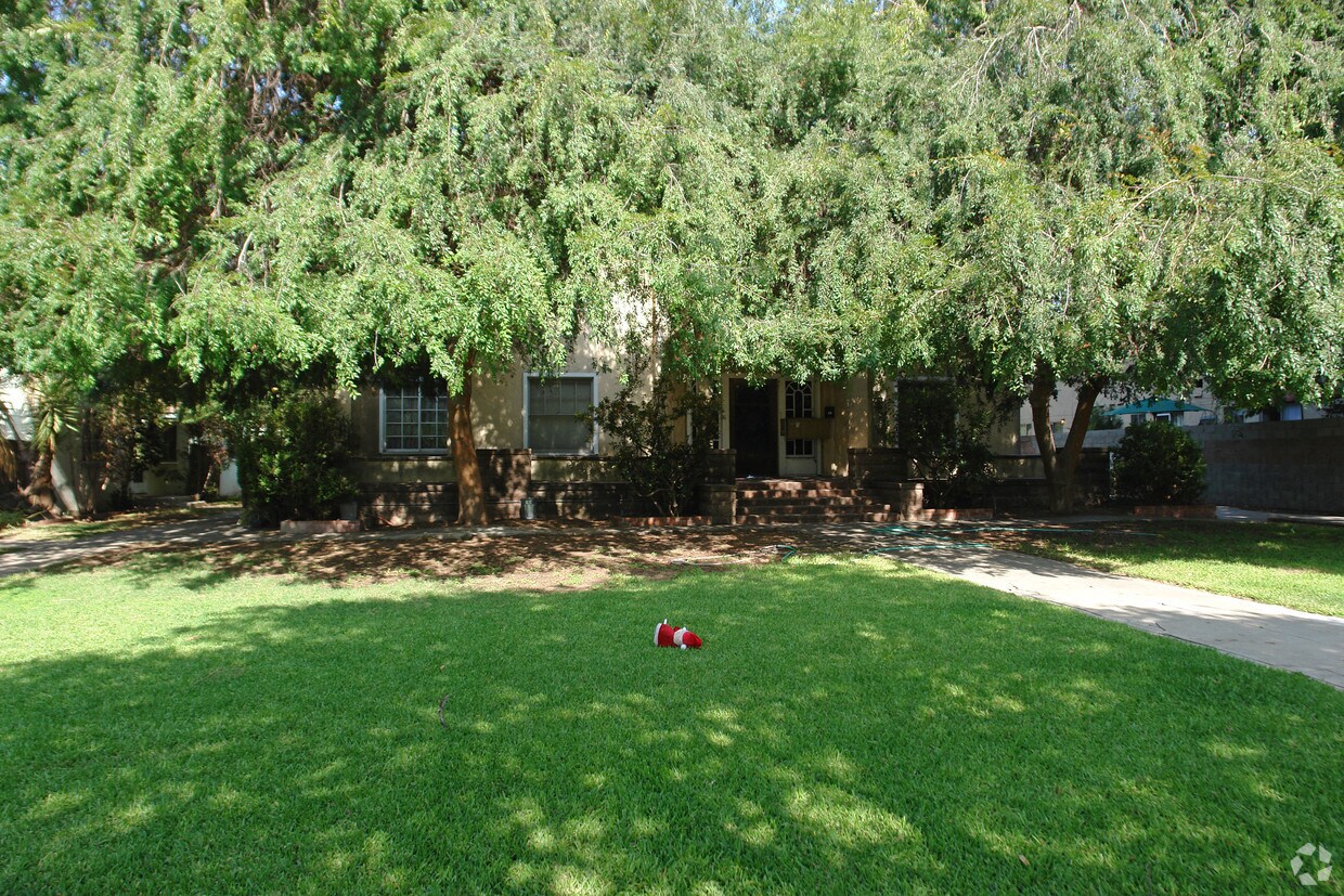 Building Photo - 559-563 N Marengo Ave