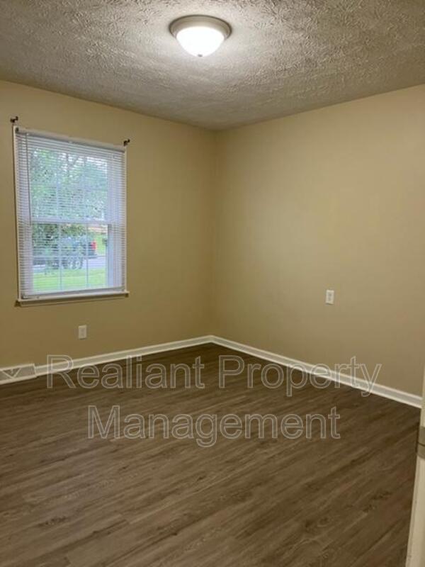 Building Photo - 108 Oakwood Dr