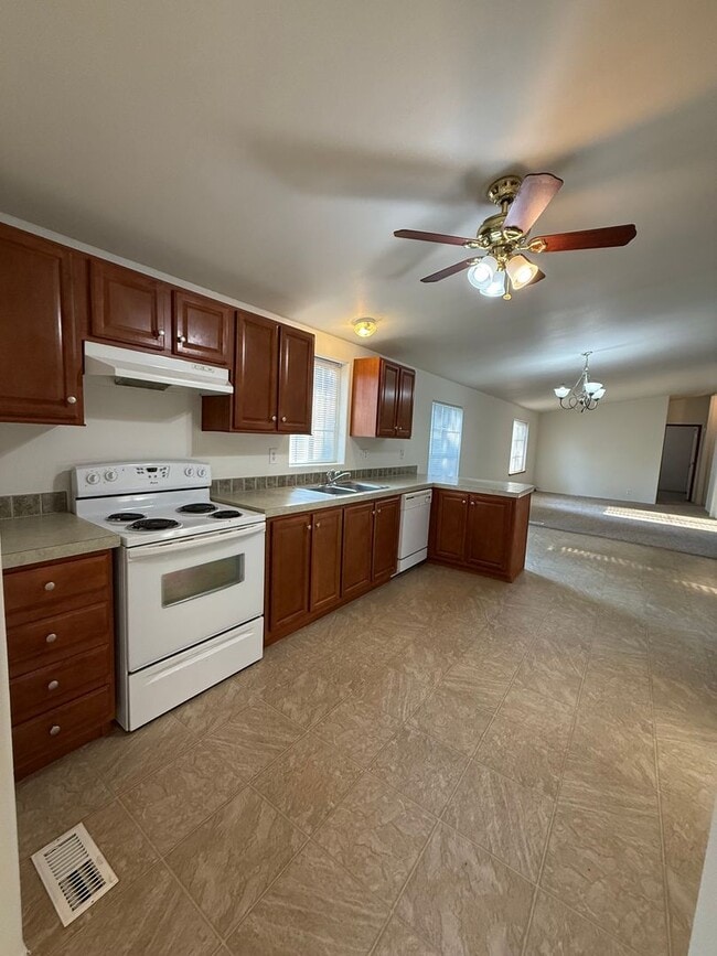 Building Photo - SPIRIT LAKE HOME (P#440)