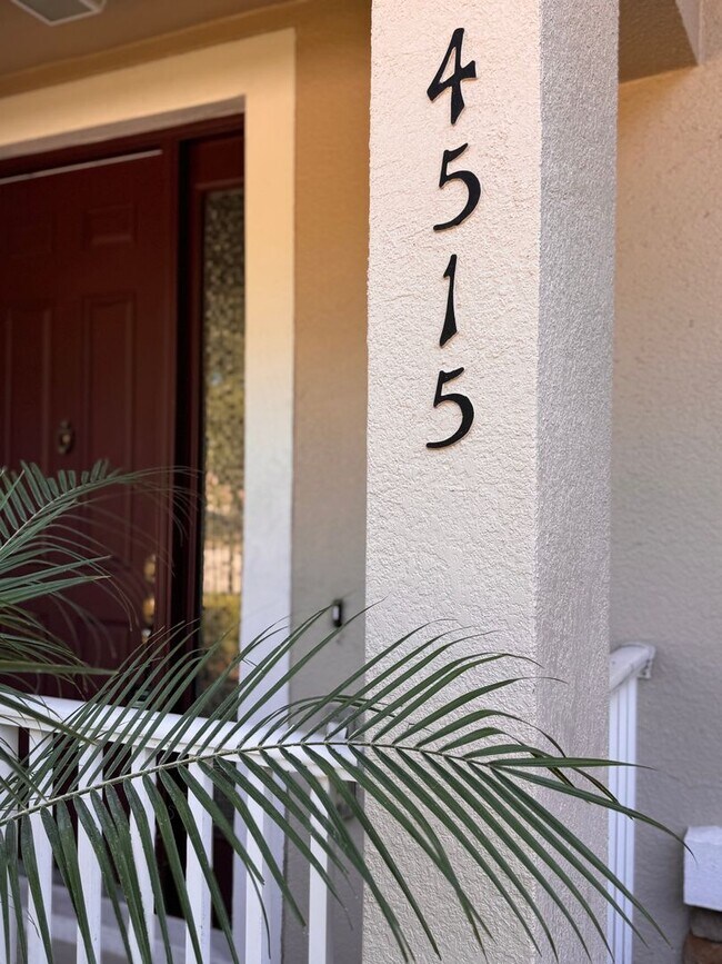 Building Photo - 3 Bedroom, 2.5 Bath Townhome in Oviedo!