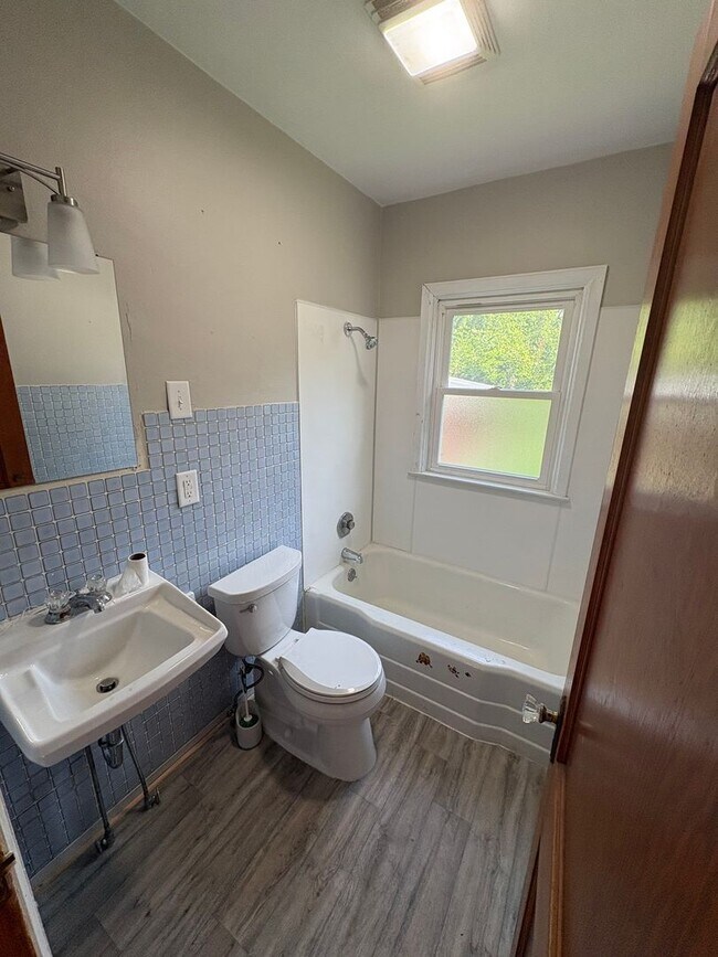 Building Photo - 3 Bedroom 1 Bathroom Single Family Home