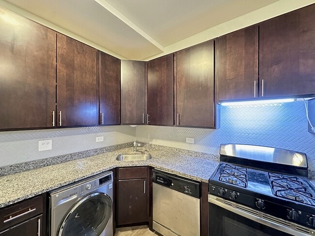 Building Photo - 712 W Brompton Ave