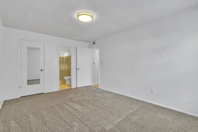 Building Photo - Beautiful 2/2 Condo close to the Orlando International Airport. 1st floor.